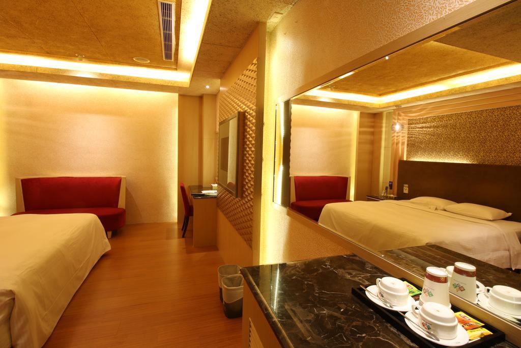 R7 Hotel Kaohsiung Exterior photo