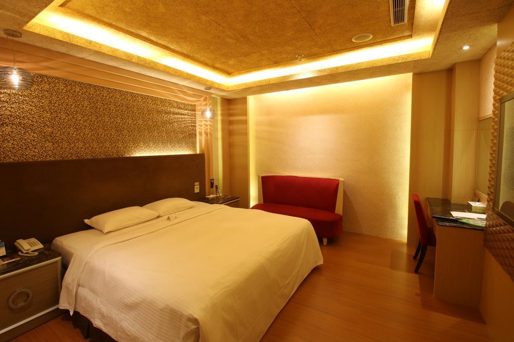 R7 Hotel Kaohsiung Exterior photo