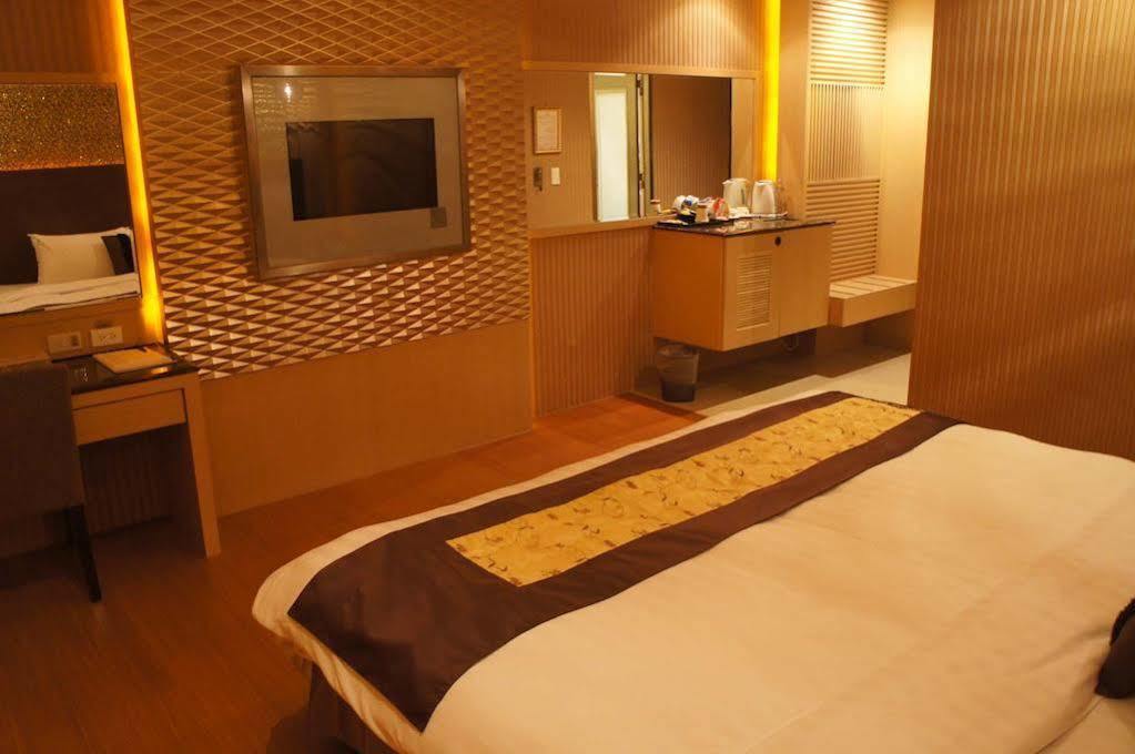 R7 Hotel Kaohsiung Exterior photo